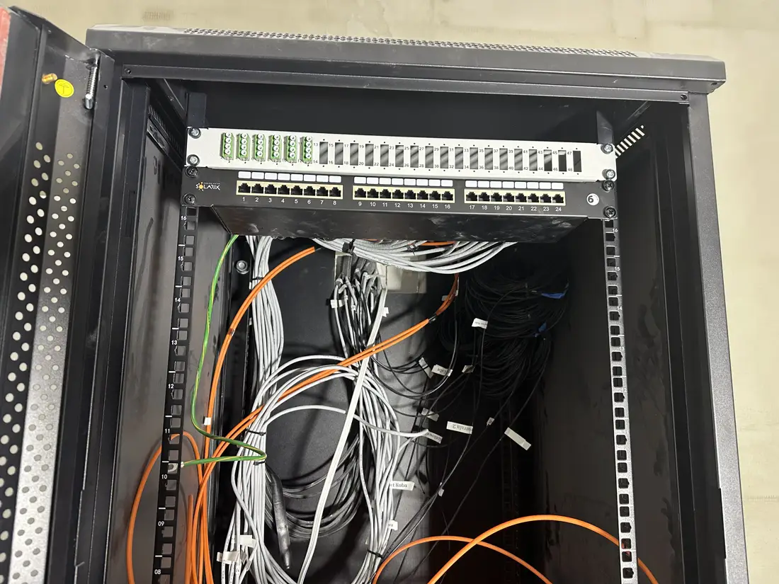 Szafa rack z panelem krosowym i doprowadzonym światłowodem