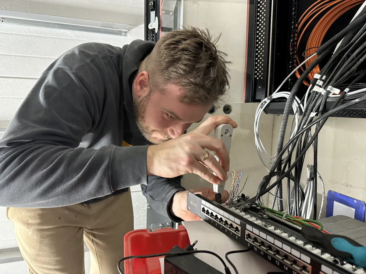 Technik zakańczający przewody w panelu krosowym LAN